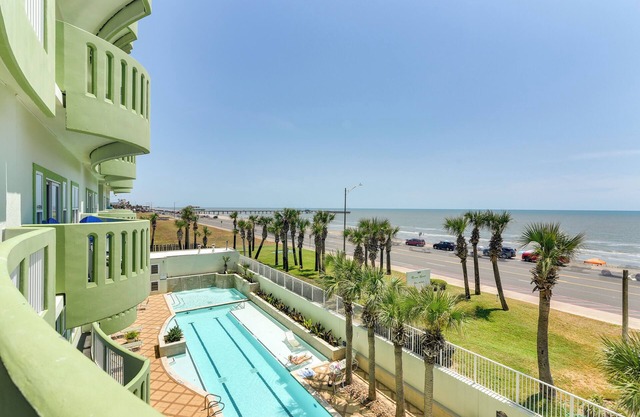 Oceanfront Galveston Condo in Amazing Location!