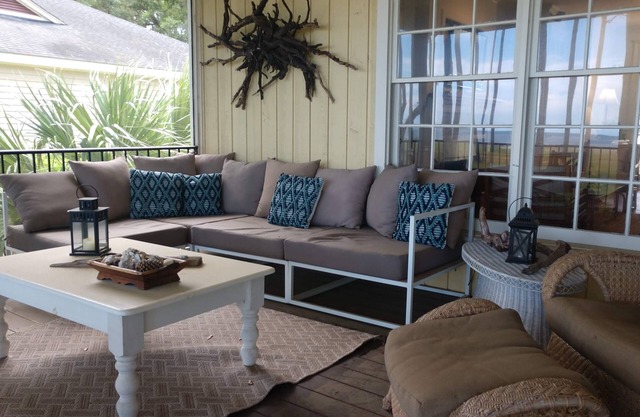 Oceanfront. Golf cart included with booking. Pool is OPEN!