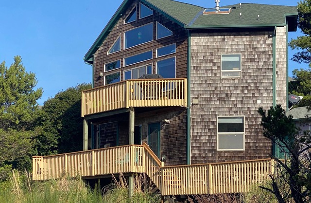 Oceanfront home w/ private hot tub, gas fireplaces, amazing view, secluded beach