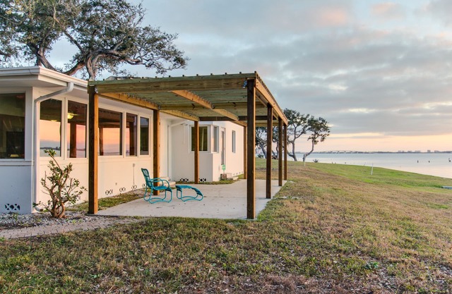 Oceanfront Home w/Sunset Views of Sarasota Bay - Snowbirds Welcome, Dogs OK
