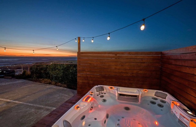 Oceanfront King Suite | ADA | Jacuzzi | Rm 2