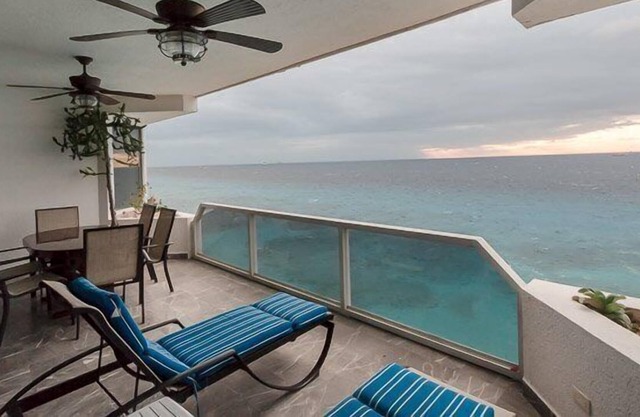 Oceanfront Living, Gorgeous Sunsets, Close to Town