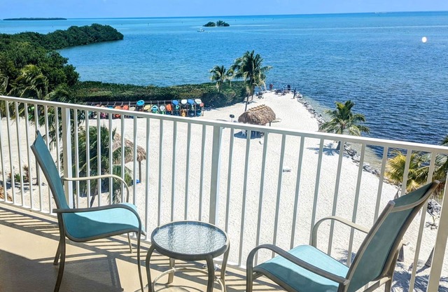 Oceanfront Luxury Condonn28 night minimum. Book Jan 7-Feb4 for 600 discount.
