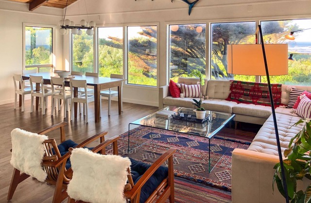 Oceanfront Modern Manzanita Lodge