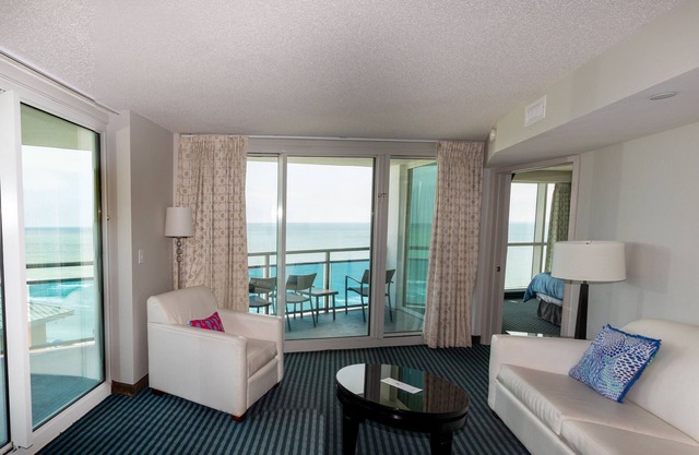 *OceanFront* Modern 2/2, Breathtaking Views, Pools