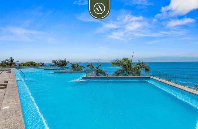 Oceanfront 2 BR Condo with Beachclub