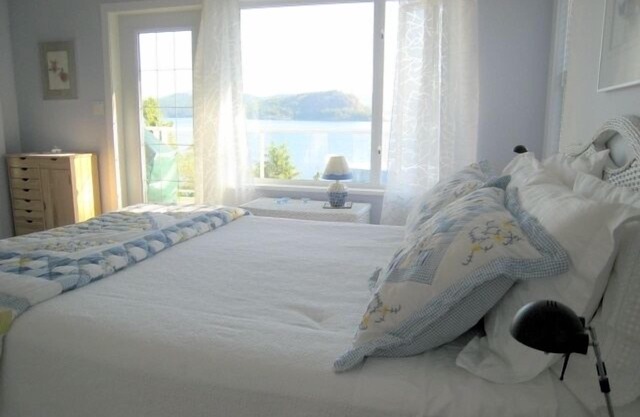 Oceanfront-One Acre-Spectacular Views, Free Internet - Hot tub-Close to Victoria