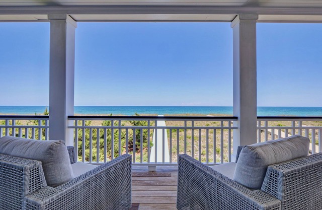 Oceanfront Paradise: Direct Beach Access, Media Room and Nearby Hotspots!