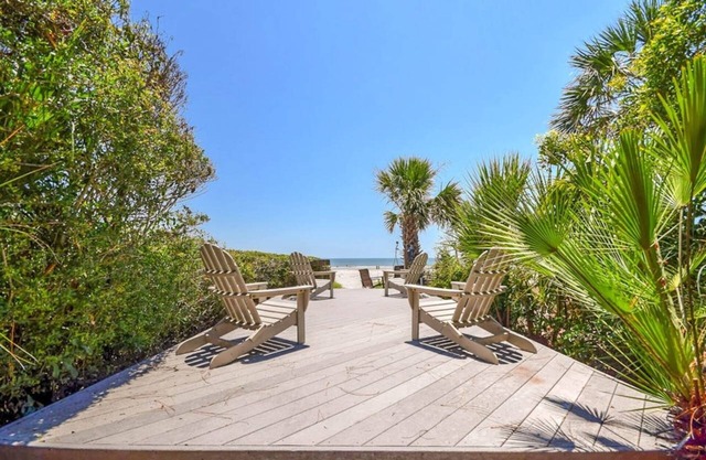 OCEANFRONT Retreat w Stunning Setback, Gourmet Kitchen, Private Pool, Hot Tub, Screened Patio, Grill