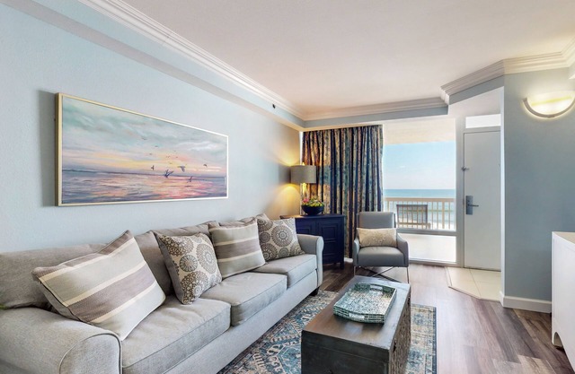 Oceanfront suite with gym & high-speed WiFi