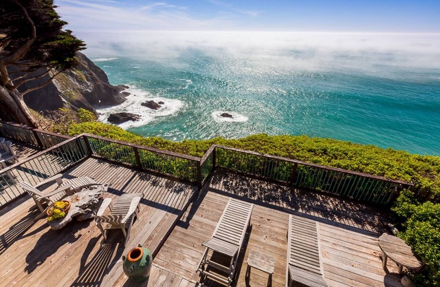 Oceanfront Vacation Home - Spectacular Views; Hot Tub; Wi-Fi.