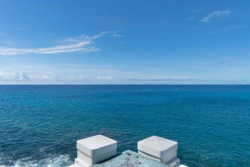 Oceanfront Vintage Retreat in Kailua-Kona