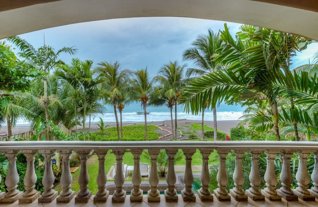 OCEANFRONT! Wake up and surf. Simply paradise!