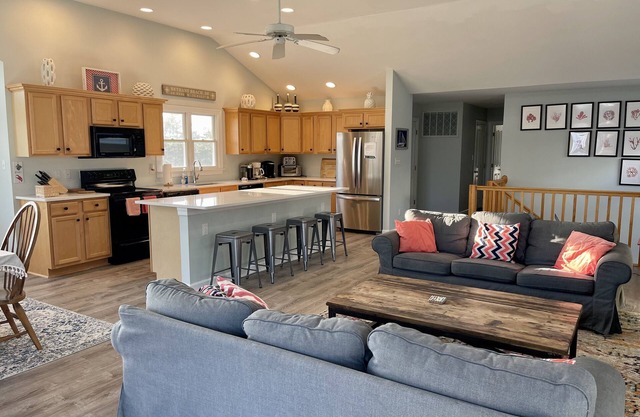 Oceanside 2 blocks to Beach, close to downtown Bethany, sleeps 18