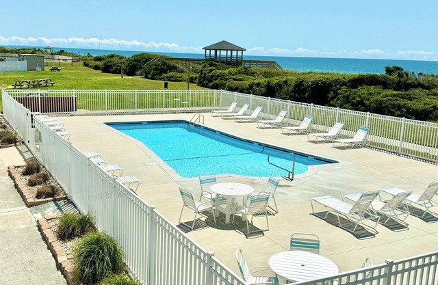 🏖Oceanside Complex Private Beach Access Pool WiFi Kitchen