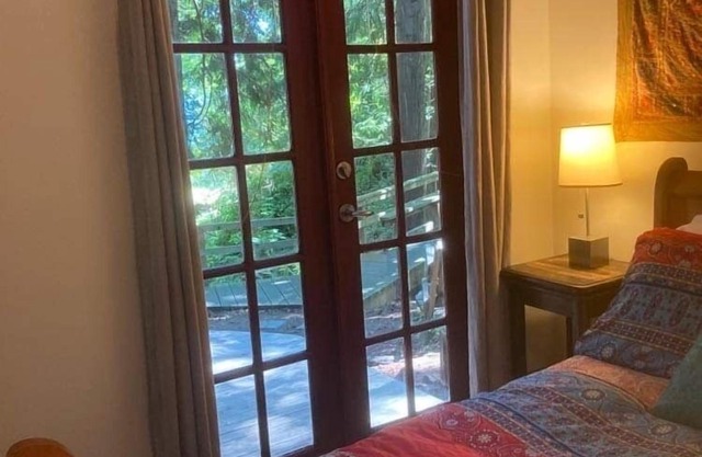 Oceanside Cottage in the Trees - stunningly private, yet so central!