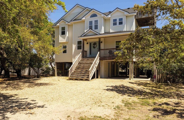 Oceanside Duck Retreat w Pool, Spa, Mins to Beach!