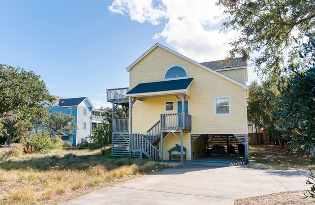 Oceanside home in Duck w/hot tub & community pool!