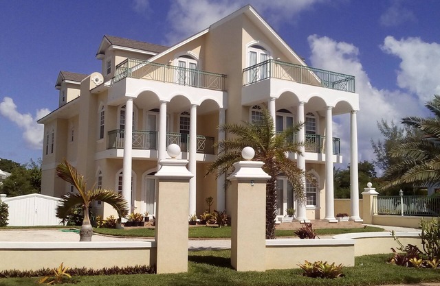 OCEANSPRAY BEACH HOUSE! (w/Large Saltwater Pool) IN THE HEART OF THE BAHAMAS.