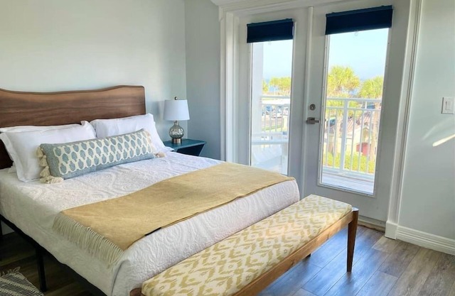 Oceanview 2 bed house with multiple outdoor decks