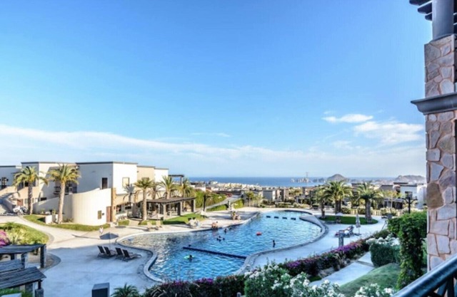 Oceanview Condo: Pool, Gym, Terrace