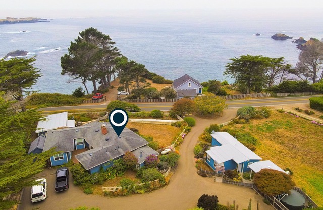 Oceanview Home w/Gas Fireplace, Front and Back Decks, and Free WiFi