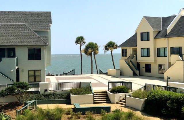 Oceanview, steps from Beach, Pool, Golf course & Restaurant, super clean!