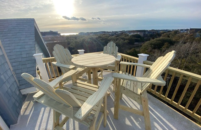 OceanViews, 7 Bedroom ~ HotTub, Oceanside quiet neighborhood with community pool