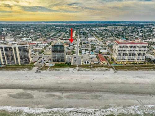 Oceanwalk 2: Luxury townhouse just STEPS to beach!