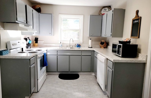 ❤️ of Mobile, Al. Close 2 everything. Large fenced bkyd! Comfy & inviting.