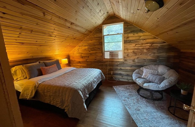 Off-Grid Cabin, hiking trails nearby and minutes away from a local brewery!n