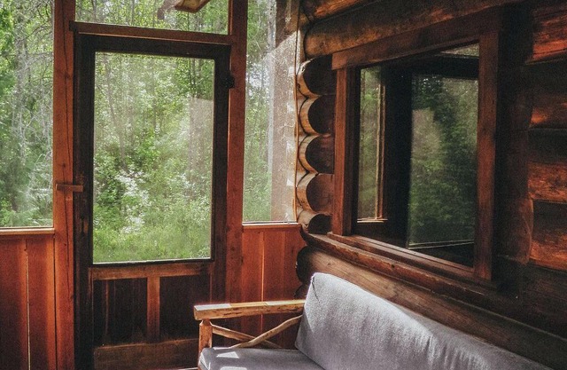 Off-grid Glamping Cabin ~ Sauna ~Larch Hills ~Near Salmon Arm