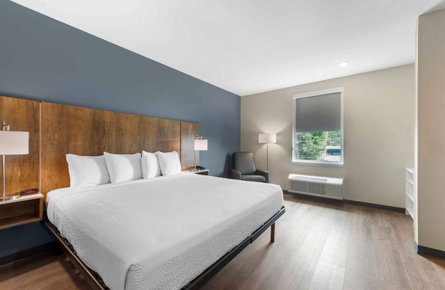 Off I-240 - Cozy King Bed Room Perfect for your Extended Business or Leisure Stays