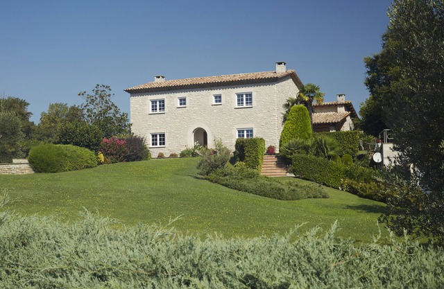 OFFER: Exclusive rural house. Extensive private garden with swimming pool.