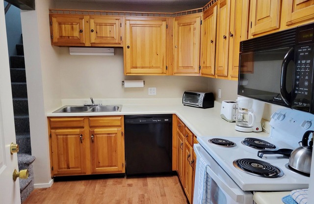 Official Seasons RMC Condo- 1 Bedroom + Loft- Sleeps 10 - No Fees