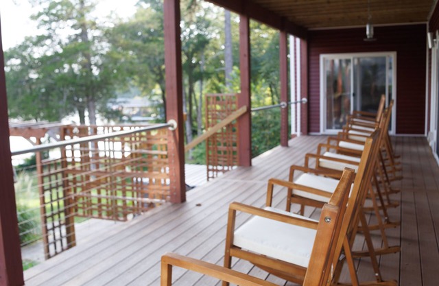 Ojoy Cove Charming Waterfront Retreat 5 Bedroom Home by RedAwning