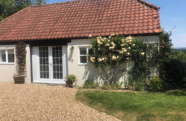 OKE APPLE COTTAGE, pet friendly, with a garden in Okeford Fitzpaine