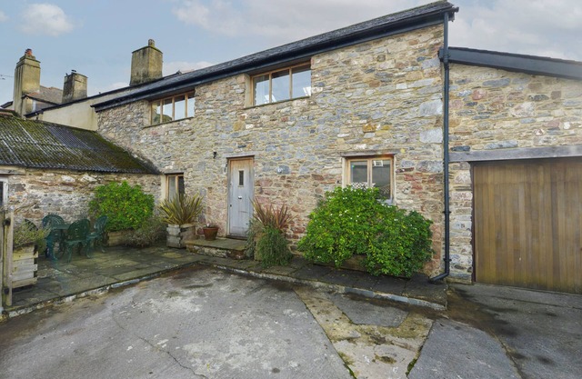 OLD ARMOURY BARN, character holiday cottage in Ashburton