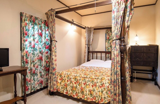 Old British style cottage double with Westernstyle bath and openair bath/Nikko Tochigi