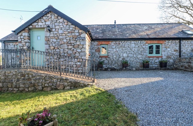 OLD DAIRY, pet friendly, with a garden in Scurlage
