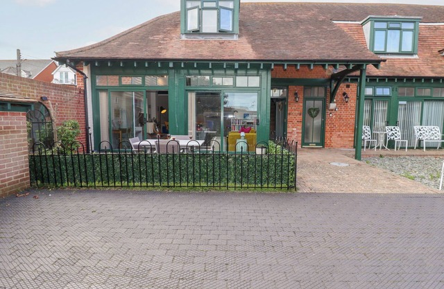 OLD FELIXSTOWE, BATH ROAD, pet friendly in Felixstowe, Suffolk