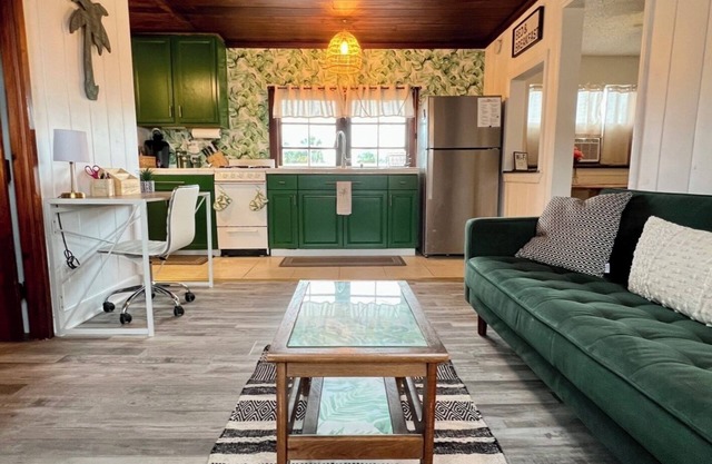 Old Florida Living, Beachside Loft, Near Flagler & 3-minute walk to beach