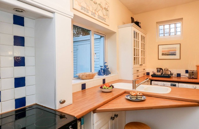 OLD GAOL COTTAGE, family friendly, with a garden in Cerne Abbas