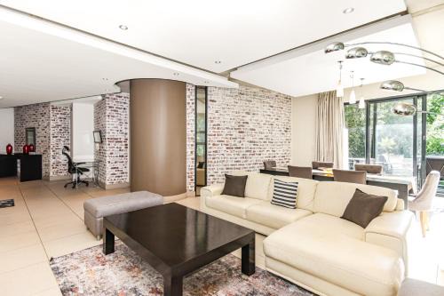 Old House Lane Melrose Boulevard