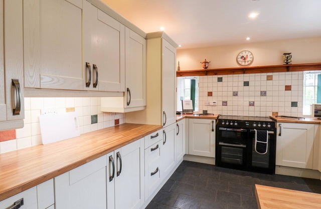 OLD MILL HOUSE, pet friendly, character holiday cottage in Bempton
