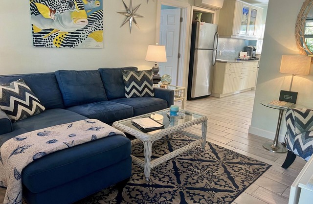 OLD NE 1BEDROOM DELUXE SUITE FAVORITE for 11 years. Walk to Beach, Parks, Lakes.