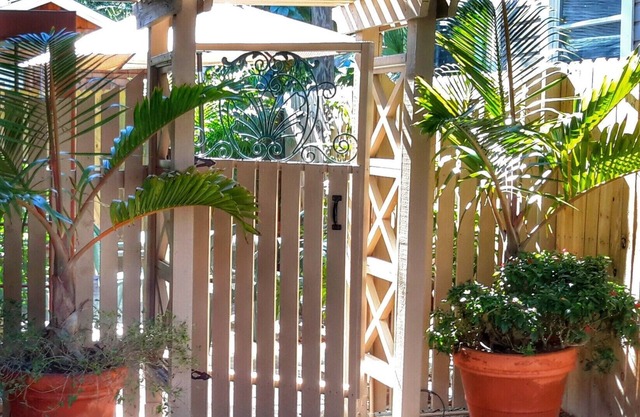 OLD NE SUITE GETAWAY, PRIVATE FENCED PATIO. Walk to Beach, Parks, Lakes & City
