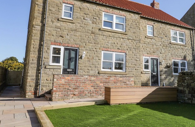 OLD PEAK, pet friendly, with hot tub in Cloughton