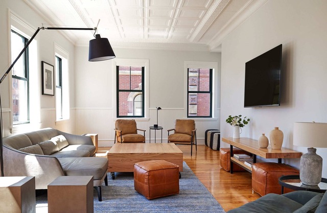 Old Port Charm Meets Modern Comfort in Luxurious 3-Bedroom Urban Home