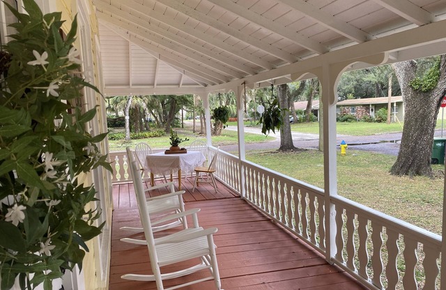 Old Port Tampa Estate: 3 King size suites, 2 bath, wrap around porch, large yard